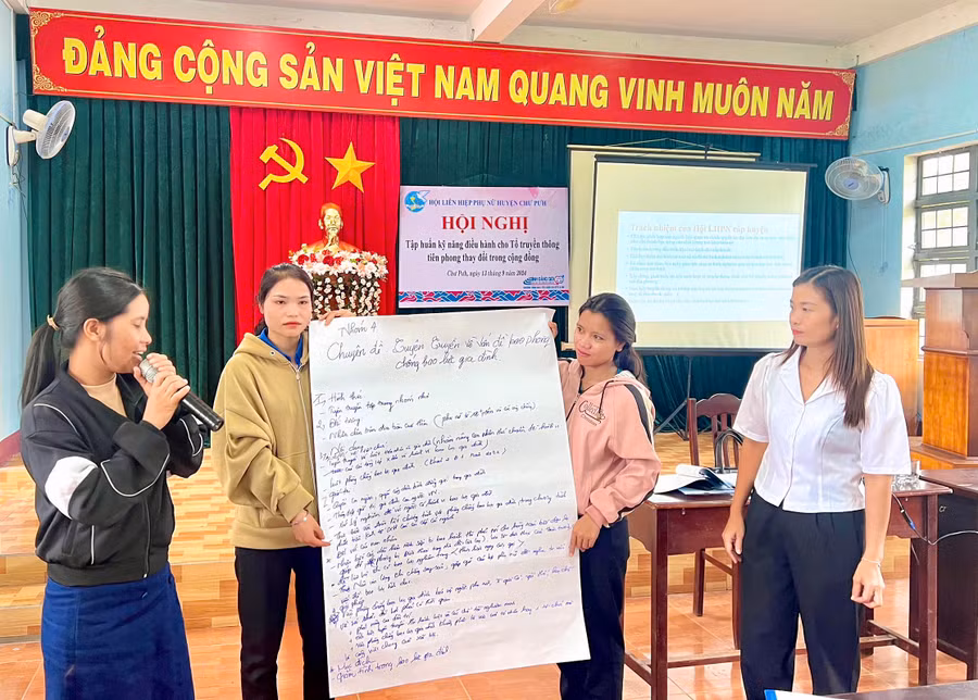 Các thành viên Tổ truyền thông cộng đồng tham gia thuyết trình, thảo luận nhóm để nâng cao kỹ năng, phương pháp tuyên truyền vận động. Ảnh: Minh Châu