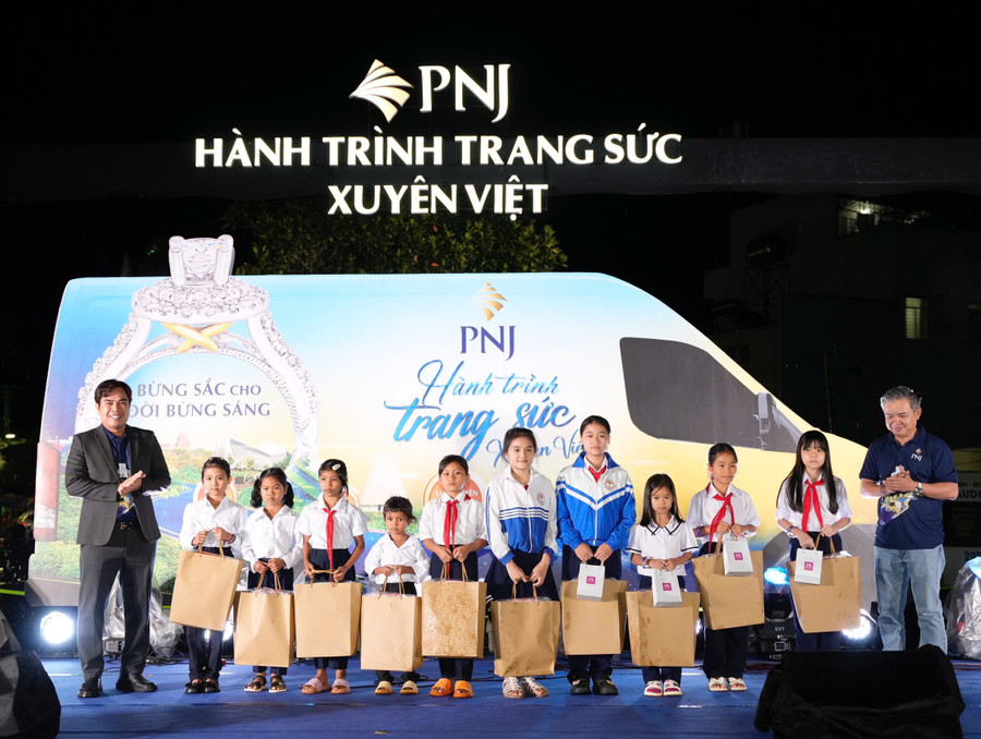 Đại diện PNJ trao quà cho các trẻ em gái có hoàn cảnh khó khăn tỉnh Gia Lai. Ảnh: ĐVCC Đại diện PNJ trao quà cho các trẻ em gái có hoàn cảnh khó khăn tỉnh Gia Lai. Ảnh: ĐVCC