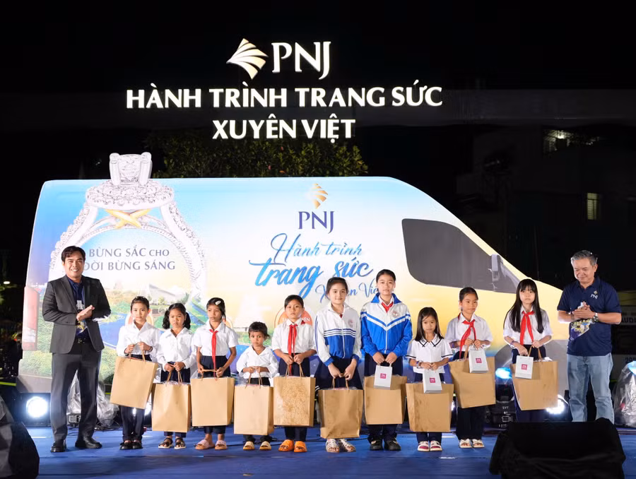 Đại diện PNJ trao quà cho các trẻ em gái có hoàn cảnh khó khăn tỉnh Gia Lai. Ảnh: ĐVCC