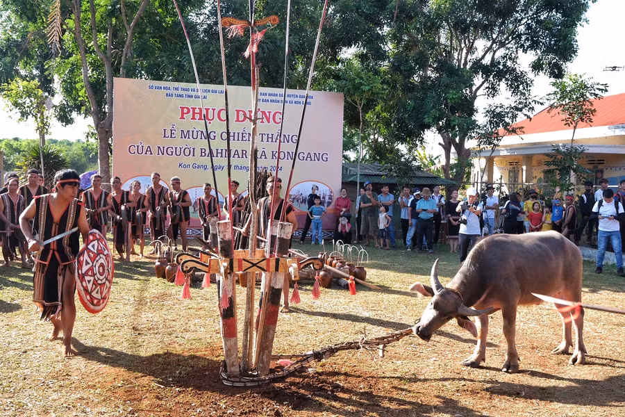 Múa khiên thể hiện tinh thần chiến thắng. Ảnh: Hoàng Ngọc Múa khiên thể hiện tinh thần chiến thắng. Ảnh: Hoàng Ngọc