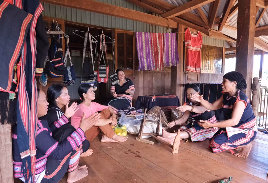 Các thành viên của mô hình du lịch cộng đồng Ia Mơ Nông (huyện Chư Pah, tỉnh Gia Lai) trong 1 buổi chia sẻ cách thức phục vụ du khách. Ảnh: Hoàng Ngọc