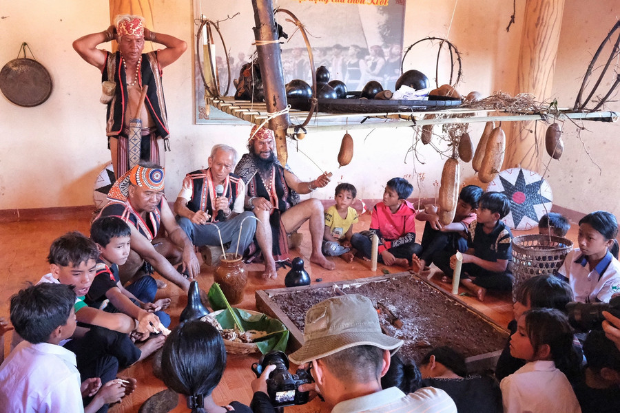 Trong lễ "Mừng chiến thắng" hội đồng già làng nhắc con cháu nhớ đến Bok Núp, Bok Wừu, những người anh hùng của dân tộc Bahnar, đồng thời nhắc nhở thế hệ trẻ đoàn kết, nêu cao tinh thần cống hiến và bảo vệ buôn làng. Ảnh: Hoàng Ngọc Trong lễ "Mừng chiến thắng" hội đồng già làng nhắc con cháu nhớ đến Bok Núp, Bok Wừu, những người anh hùng của dân tộc Bahnar, đồng thời nhắc nhở thế hệ trẻ đoàn kết, nêu cao tinh thần cống hiến và bảo vệ buôn làng. Ảnh: Hoàng Ngọc