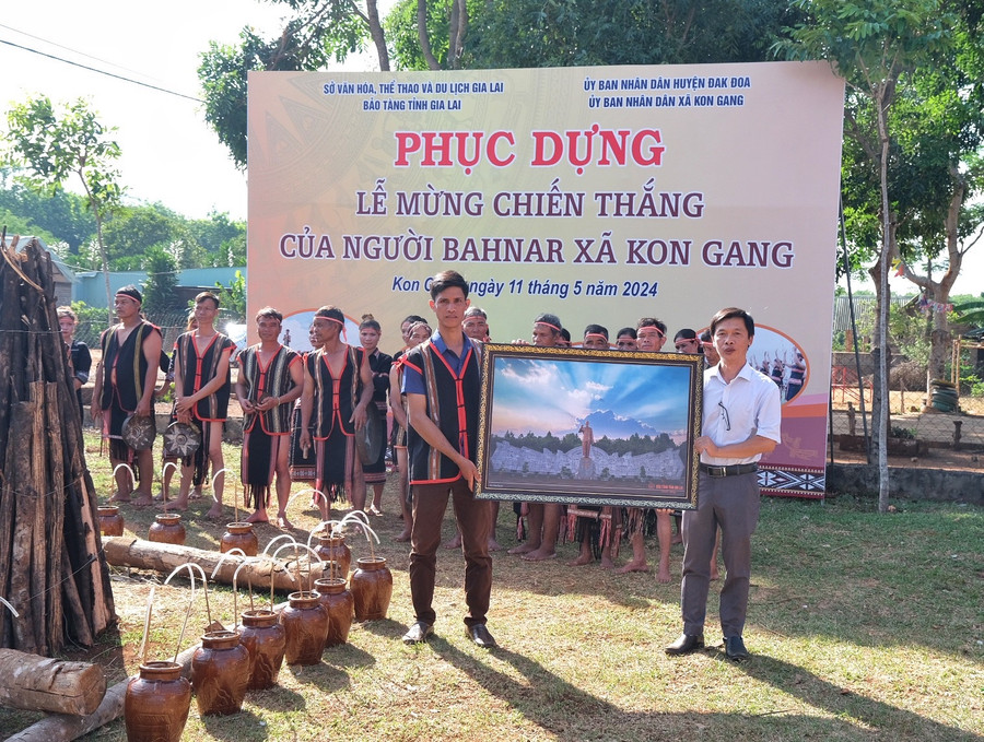 Bảo tàng tỉnh Gia Lai tặng ảnh tượng đài Bác Hồ với các dân tộc Tây Nguyên cho người dân xã Kon Gang, mong muốn cộng đồng Bahnar luôn đoàn kết gìn giữ và phát huy các giá trị văn hóa. Ảnh: Hoàng Ngọc Bảo tàng tỉnh Gia Lai tặng ảnh tượng đài Bác Hồ với các dân tộc Tây Nguyên cho người dân xã Kon Gang, mong muốn cộng đồng Bahnar luôn đoàn kết gìn giữ và phát huy các giá trị văn hóa. Ảnh: Hoàng Ngọc