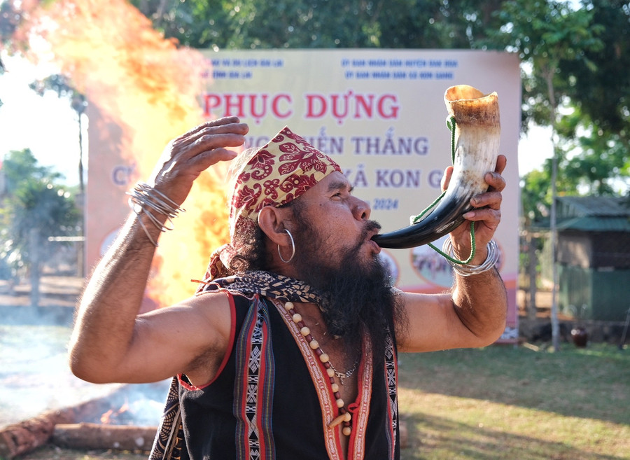 Những hồi tù và rúc lên liên hồi báo hiệu niềm vui chiến thắng đến mọi người, đất đai, sông núi, thần linh. Ảnh: Hoàng Ngọc Những hồi tù và rúc lên liên hồi báo hiệu niềm vui chiến thắng đến mọi người, đất đai, sông núi, thần linh. Ảnh: Hoàng Ngọc