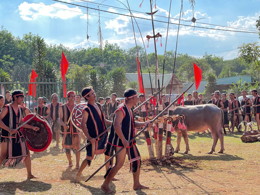 Điệu múa khiên, múa lao thể hiện đậm nét tinh thần chiến thắng. Ảnh: Hoàng Ngọc Điệu múa khiên, múa lao thể hiện đậm nét tinh thần chiến thắng. Ảnh: Hoàng Ngọc