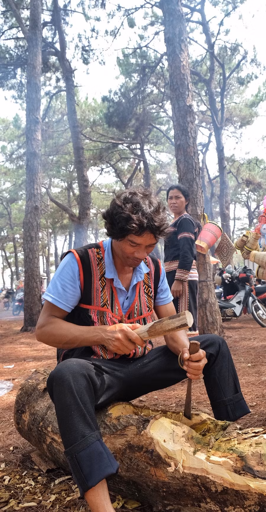 Nghệ nhân Rơ Mah Pen-làng Ngơm Thung, xã Ia Pết là một trong số những người trẻ tham gia thi tạc tượng gỗ. Ảnh: Hoàng Ngọc