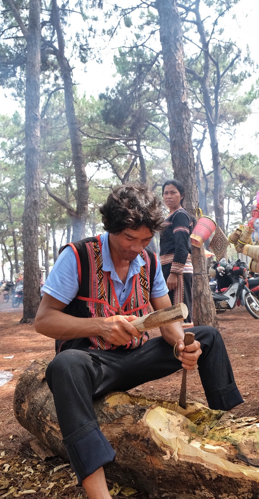 Nghệ nhân Rơ Mah Pen-làng Ngơm Thung, xã Ia Pết là một trong số những người trẻ tham gia thi tạc tượng gỗ. Ảnh: Hoàng Ngọc Nghệ nhân Rơ Mah Pen-làng Ngơm Thung, xã Ia Pết là một trong số những người trẻ tham gia thi tạc tượng gỗ. Ảnh: Hoàng Ngọc