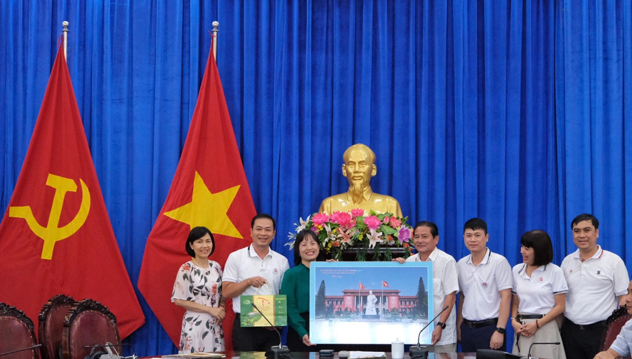 Đoàn học viên lớp Cao cấp lý luận chính trị K73.B16, Học viện Chính trị quốc gia Hồ Chí Minh tặng quà lưu niệm tỉnh Gia Lai. Ảnh: Hoàng Ngọc Đoàn học viên lớp Cao cấp lý luận chính trị K73.B16, Học viện Chính trị quốc gia Hồ Chí Minh tặng quà lưu niệm tỉnh Gia Lai. Ảnh: Hoàng Ngọc