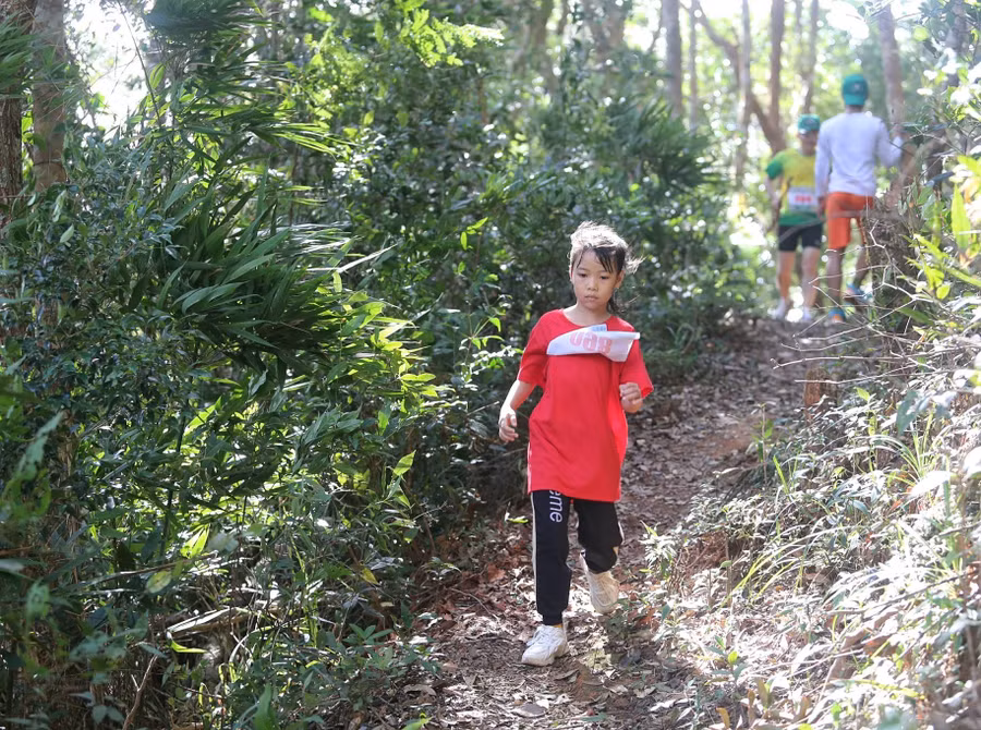 Bé Bùi Diễm Ngọc-7 tuổi, là vận động viên nhỏ tuổi nhất cuộc thi. Ảnh: Văn Ngọc