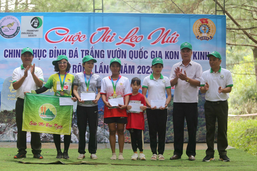 Trao giải cho các vận động viên đạt giải cao. Ảnh Văn Ngọc Trao giải cho các vận động viên đạt giải cao. Ảnh Văn Ngọc