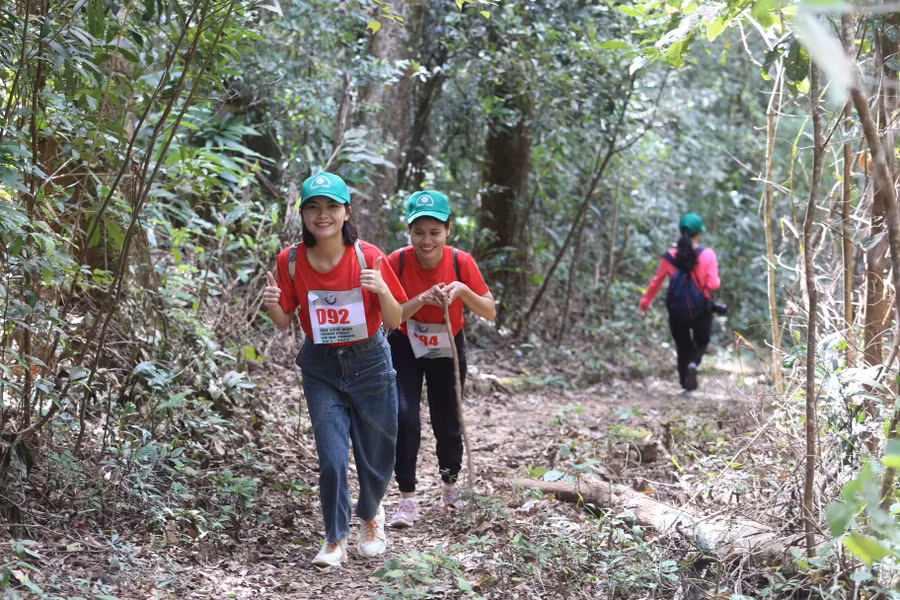 Các vận động viên rất hào hứng với đường leo núi. Ảnh: Văn Ngọc