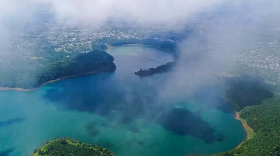 Biển Hồ trong sương sớm. Ảnh Bi Ly