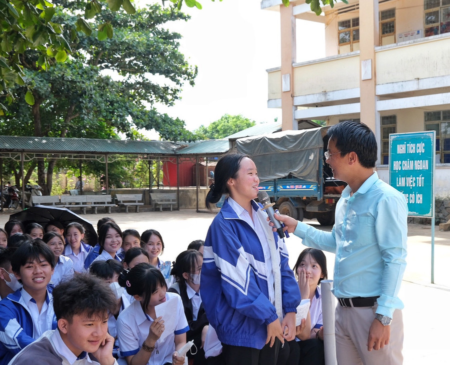 Học sinh tham gia trả lời các câu hỏi liên quan đến giới tính. Ảnh: Minh Châu Học sinh tham gia trả lời các câu hỏi liên quan đến giới tính. Ảnh: Minh Châu