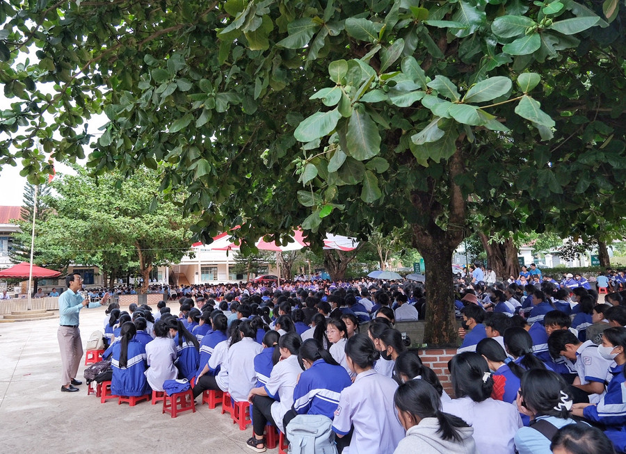 Chuyên gia chia sẻ với học sinh nhiều vấn đề liên quan đến chủ đề “Giáo dục giới tính”. Ảnh: Minh Châu Chuyên gia chia sẻ với học sinh nhiều vấn đề liên quan đến chủ đề “Giáo dục giới tính”. Ảnh: Minh Châu
