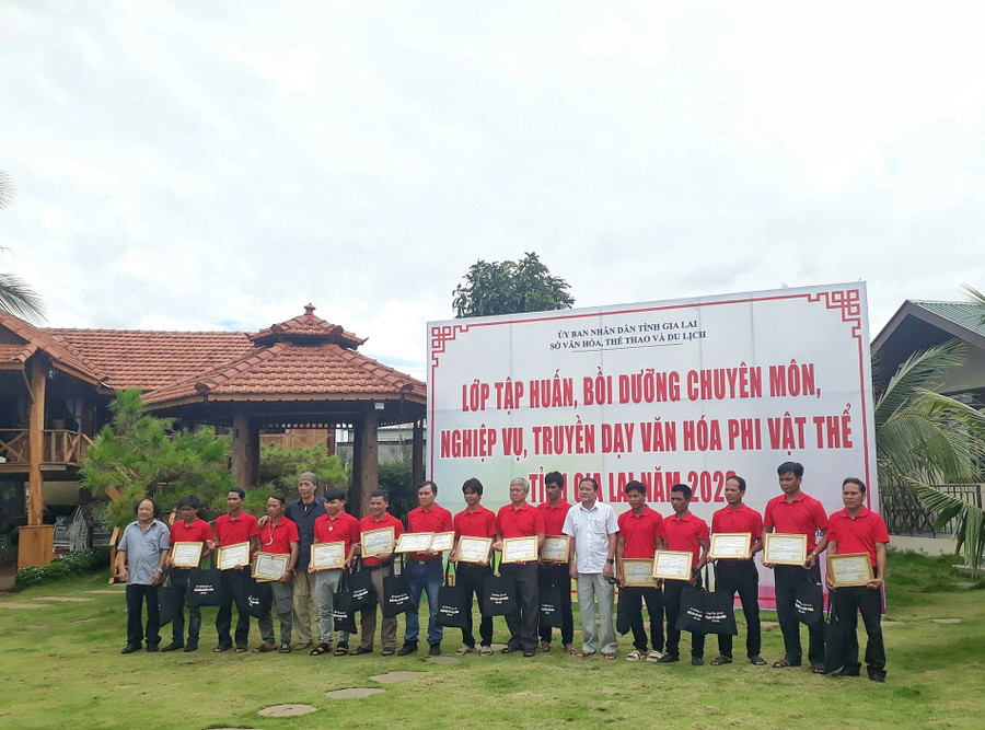 Ban tổ chức trao chứng nhận cho các nghệ nhân tham gia lớp tập huấn. Ảnh: Hoàng Ngọc Ban tổ chức trao chứng nhận cho các nghệ nhân tham gia lớp tập huấn. Ảnh: Hoàng Ngọc