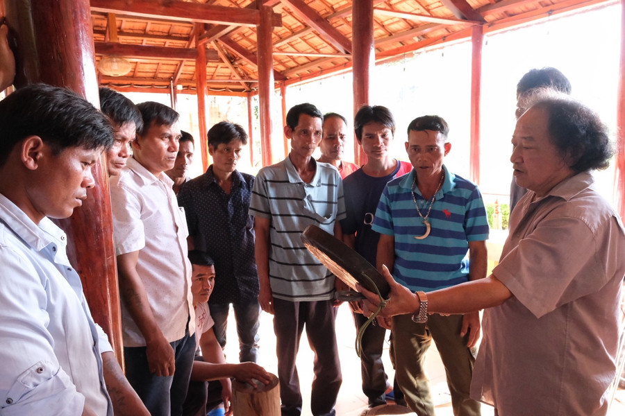 Nghệ sĩ Ưu tú, nghệ nhân Phạm Chí Khánh hướng dẫn một số kỹ năng trong chỉnh âm cồng chiêng cho các học viên. Ảnh: Hoàng Ngọc Nghệ sĩ Ưu tú, nghệ nhân Phạm Chí Khánh hướng dẫn một số kỹ năng trong chỉnh âm cồng chiêng cho các học viên. Ảnh: Hoàng Ngọc