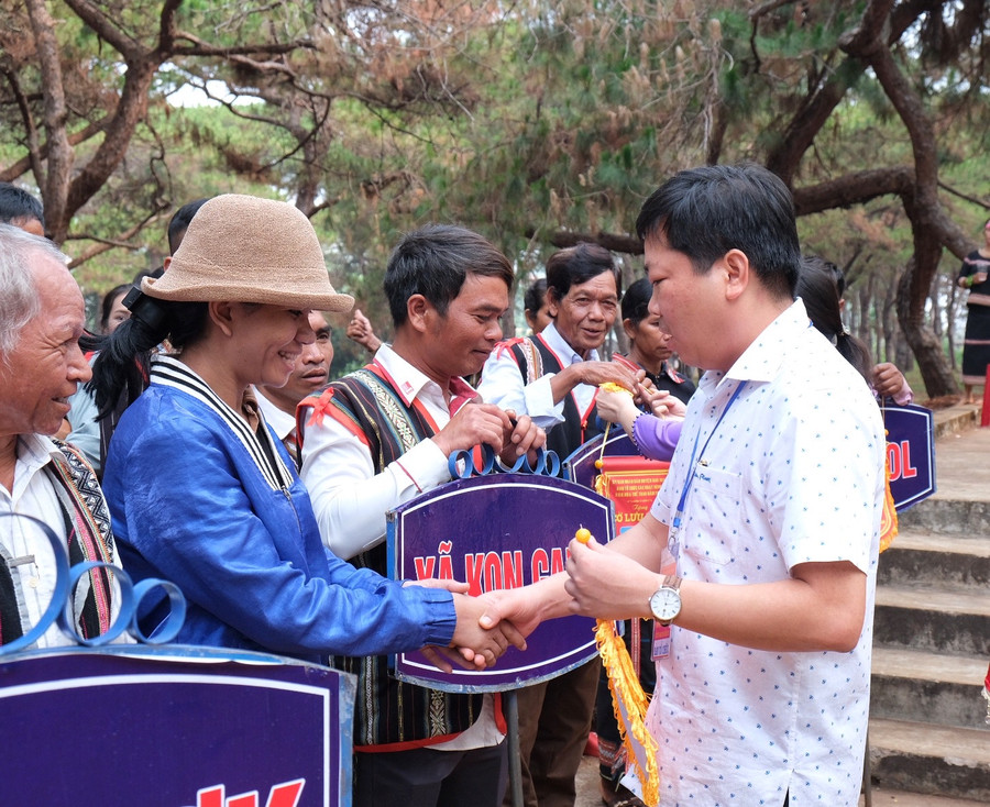 Tặng cờ lưu niệm cho các đoàn nghệ nhân tham gia Ngày hội. Ảnh: Hoàng Ngọc Tặng cờ lưu niệm cho các đoàn nghệ nhân tham gia Ngày hội. Ảnh: Hoàng Ngọc