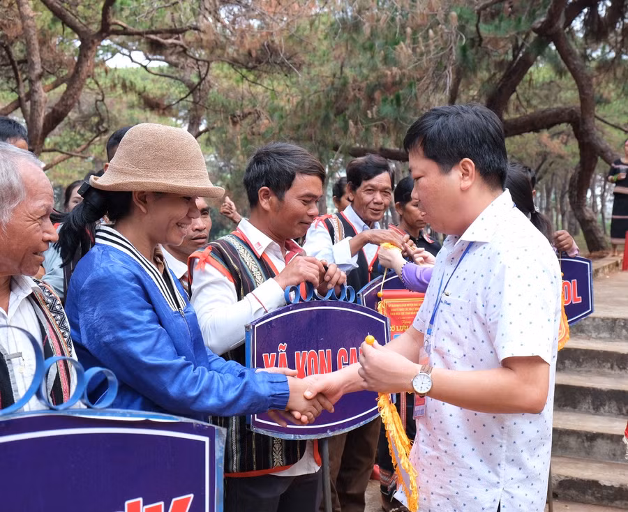 Tặng cờ lưu niệm cho các đoàn nghệ nhân tham gia Ngày hội. Ảnh: Hoàng Ngọc Tặng cờ lưu niệm cho các đoàn nghệ nhân tham gia Ngày hội. Ảnh: Hoàng Ngọc