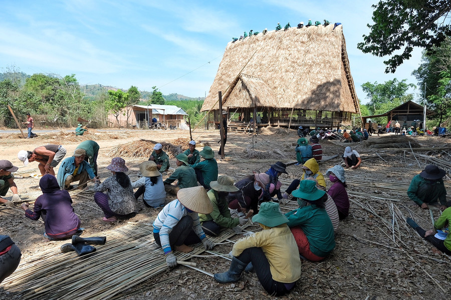 Cộng đồng làng Kon Mah chung tay góp sức sửa chữa nhà rông Cộng đồng làng Kon Mah chung tay góp sức sửa chữa nhà rông