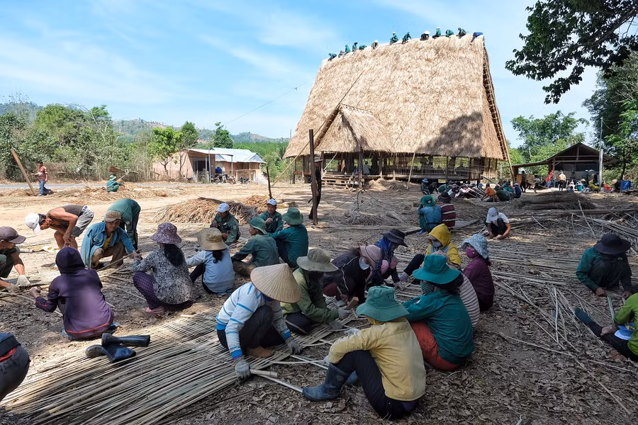 Cộng đồng làng Kon Mah chung tay góp sức sửa chữa nhà rông