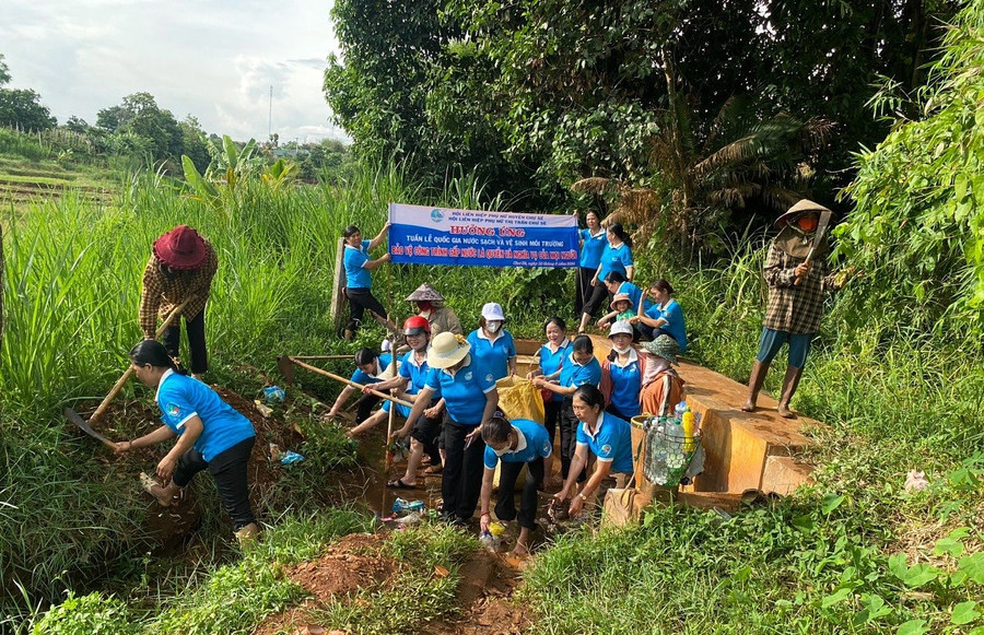 Hội viên phụ nữ thị trấn Chư Sê ra quân dọn vệ sinh tại giọt nước của các làng. Ảnh: Minh Châu