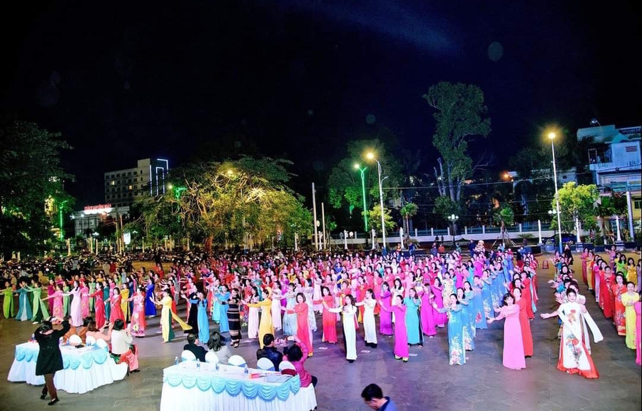 300 hội viên phụ nữ TP. Pleiku đồng diễn dân vũ trong tà áo dài. Ảnh: Minh Châu 300 hội viên phụ nữ TP. Pleiku đồng diễn dân vũ trong tà áo dài. Ảnh: Minh Châu