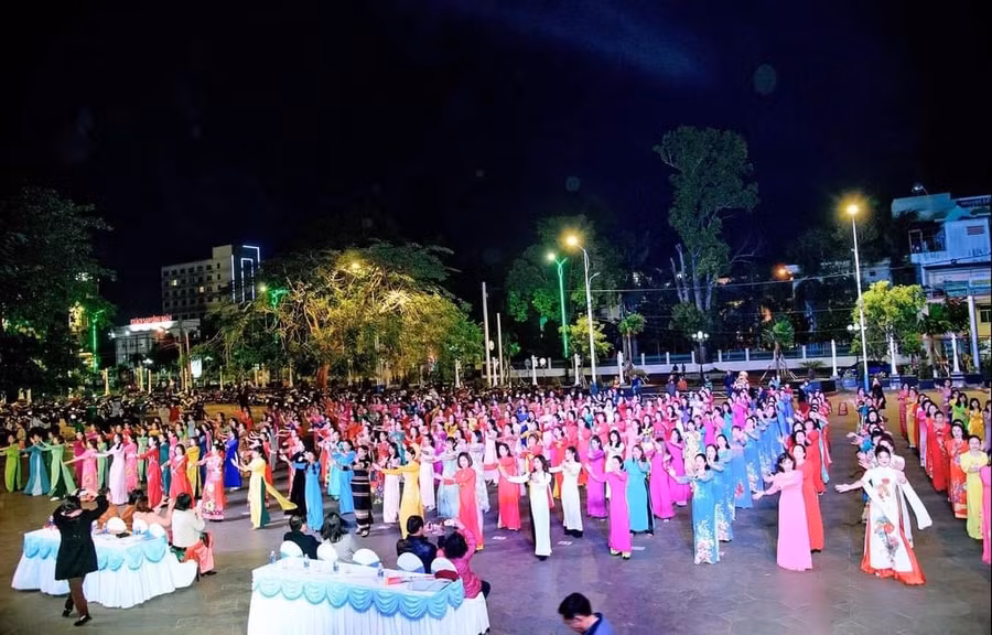 300 hội viên phụ nữ TP. Pleiku đồng diễn dân vũ trong tà áo dài. Ảnh: Minh Châu