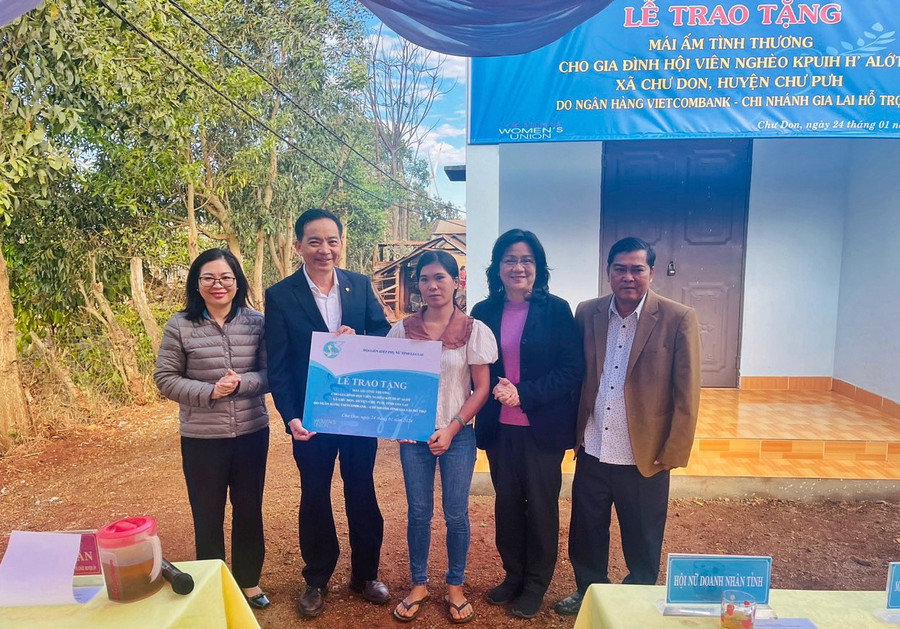 Bàn giao “Mái ấm tình thương” cho gia đình chị Kpuih H’Alớt. Ảnh: Minh Châu Bàn giao “Mái ấm tình thương” cho gia đình chị Kpuih H’Alớt. Ảnh: Minh Châu