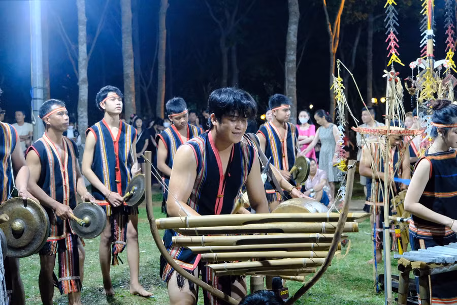 Sự trở lại đầy sôi động của chương trình cồng chiêng cuối tuần. Ảnh: Hoàng Ngọc Sự trở lại đầy sôi động của chương trình cồng chiêng cuối tuần. Ảnh: Hoàng Ngọc