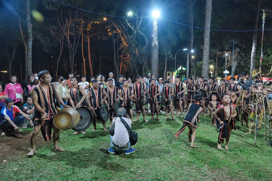 Nghệ nhân Jrai làng Pleiku Roh (phường Yên Đổ, TP. Pleiku) tái xuất hiện trong chương trình cồng chiêng cuối tuần. Ảnh: Hoàng Ngọc