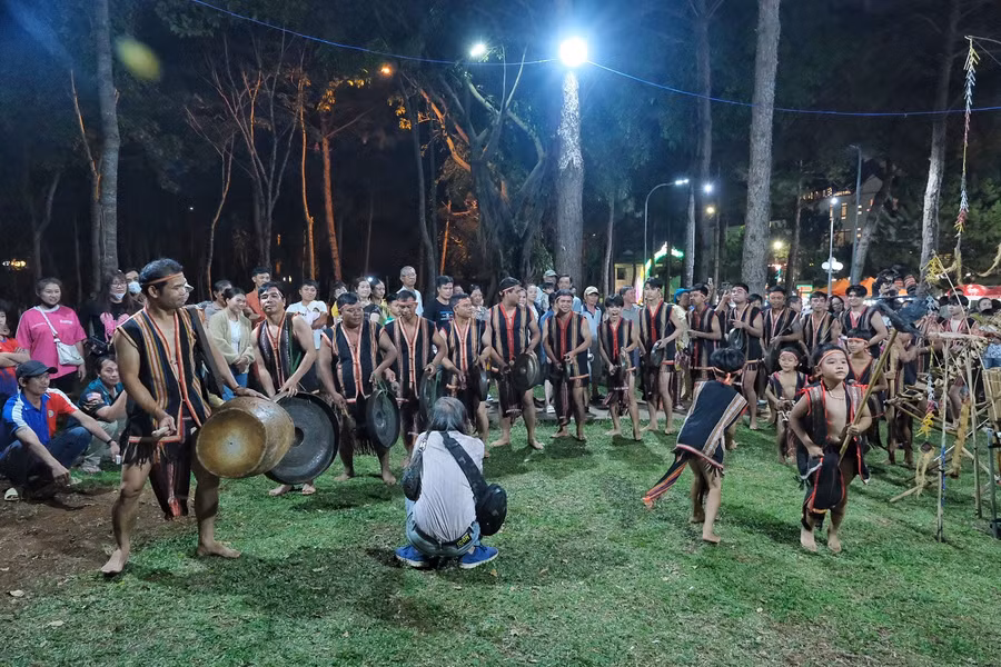 Nghệ nhân Jrai làng Pleiku Roh (phường Yên Đổ, TP. Pleiku) tái xuất hiện trong chương trình cồng chiêng cuối tuần. Ảnh: Hoàng Ngọc Nghệ nhân Jrai làng Pleiku Roh (phường Yên Đổ, TP. Pleiku) tái xuất hiện trong chương trình cồng chiêng cuối tuần. Ảnh: Hoàng Ngọc