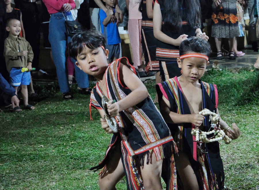 Màn trình diễn thăng hoa của các nghệ nhân nhí. Ảnh: Hoàng Ngọc