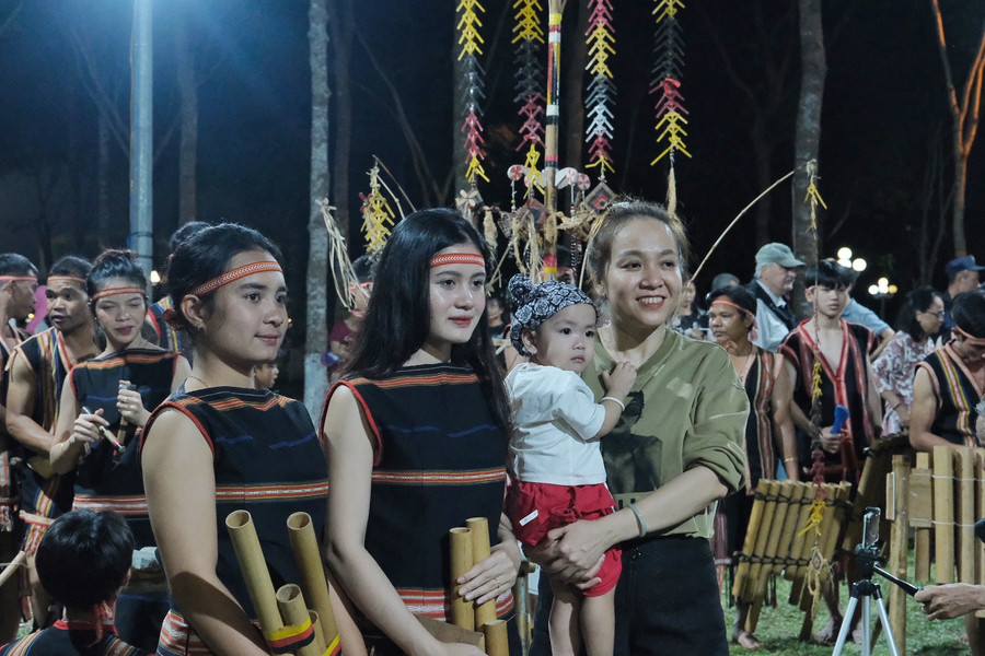 Khán giả chụp hình giao lưu cùng các thiếu nữ Jrai. Ảnh: Hoàng Ngọc