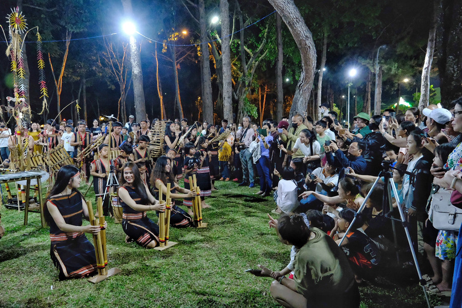 Khán giả tới thưởng thức, cổ vũ chật kín sân khấu. Ảnh: Hoàng Ngọc