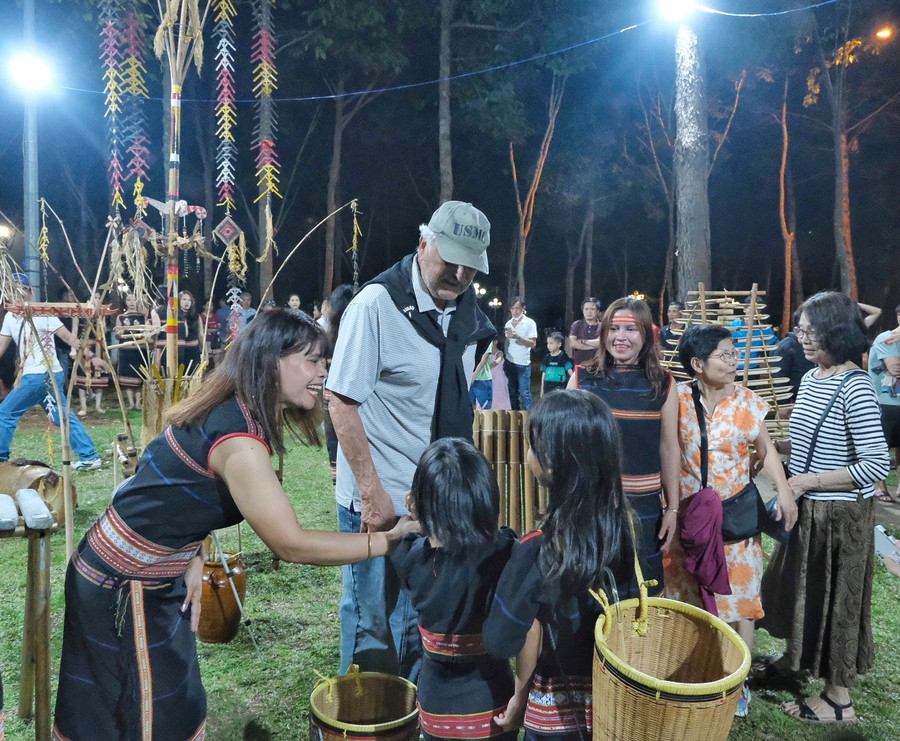 Khách nước ngoài trò chuyện cùng các nghệ nhân. Ảnh: Hoàng Ngọc