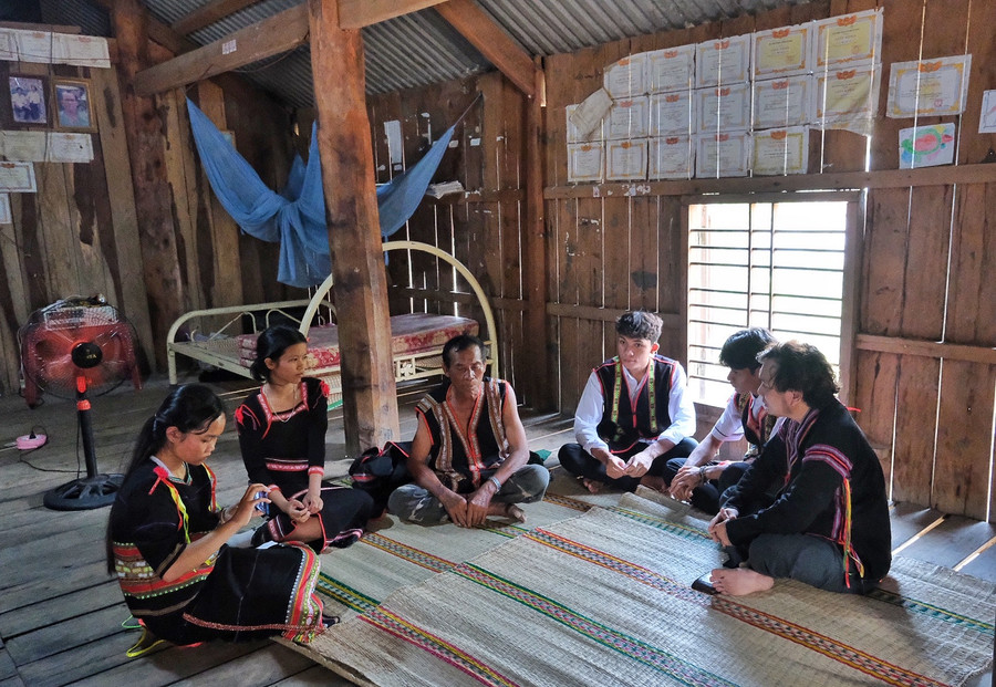 Các nghệ nhân, già làng, Người có uy tín trong cộng đồng luôn có vai trò quan trọng trong trong công tác tuyên truyền bài trừ hủ tục lạc hậu, bảo tồn văn hóa dân tộc. Ảnh: Minh Châu Các nghệ nhân, già làng, Người có uy tín trong cộng đồng luôn có vai trò quan trọng trong trong công tác tuyên truyền bài trừ hủ tục lạc hậu, bảo tồn văn hóa dân tộc. Ảnh: Minh Châu