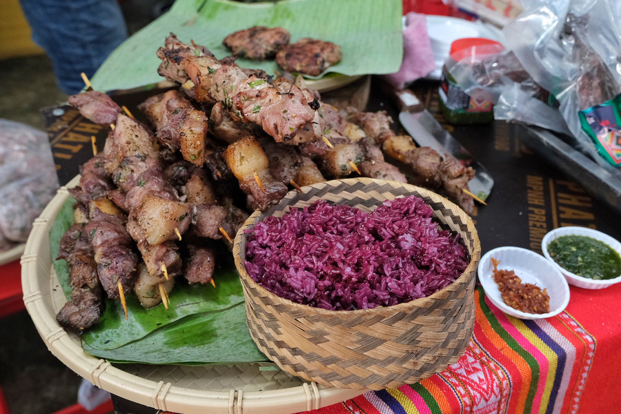 Xôi ngũ sắc trong gian hàng ẩm thực tỉnh Đắk Lắk. Ảnh: Hoàng Ngọc