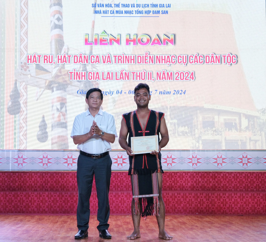 Ông Nguyễn Ngọc Long-Giám đốc Nhà hát ca múa nhạc tổng hợp Đam San, Trưởng Ban tổ chức liên hoan trao giải A toàn đoàn cho huyện Ia Grai. Ảnh: Minh Châu Ông Nguyễn Ngọc Long-Giám đốc Nhà hát ca múa nhạc tổng hợp Đam San, Trưởng Ban tổ chức liên hoan trao giải A toàn đoàn cho huyện Ia Grai. Ảnh: Minh Châu