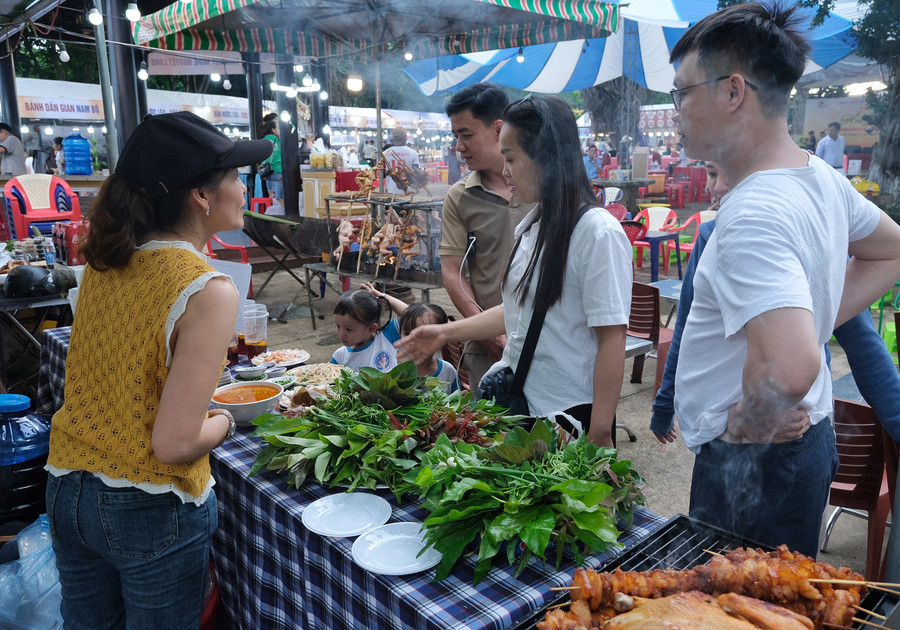 Nhiều thực khách chọn gỏi lá Kon Tum-món ăn nổi tiếng thành phố Bắc Tây Nguyên. Ảnh: Hoàng Ngọc