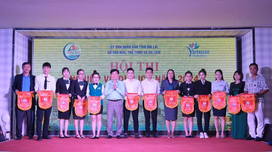 Ban tổ chức tặng hoa cho các đơn vị tham gia Hội thi nghiệp vụ du lịch năm 2024. Ảnh: Hoàng Ngọc