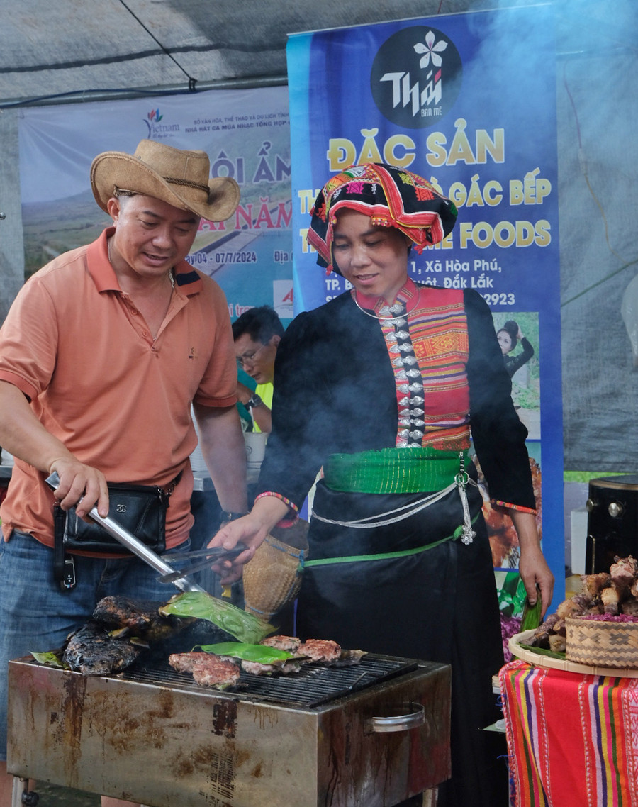 Đặc sản Tây Bắc được chế biến và phục vụ tại chỗ. Ảnh: Hoàng Ngọc