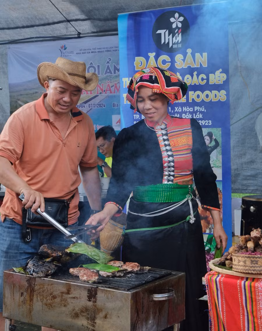 Đặc sản Tây Bắc được chế biến và phục vụ tại chỗ. Ảnh: Hoàng Ngọc