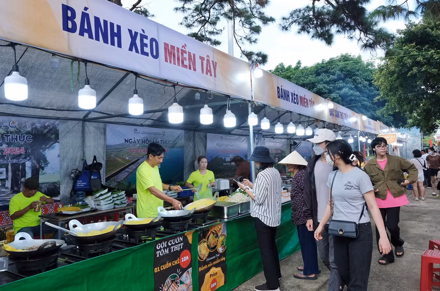 Lần đầu tiên gian hàng bánh xèo miền Tây xuất hiện tại Ngày hội ẩm thực Gia Lai. Ảnh: Hoàng Ngọc