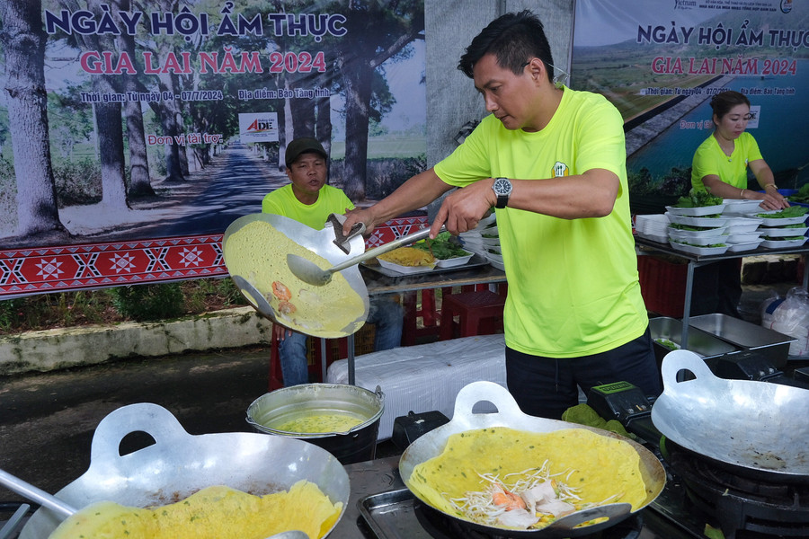 Nguyên liệu làm món bánh xèo đều được đưa đến từ miền Tây, trong đó có bông điên điển, mang đến hương vị đặc trưng cho món ăn. Ảnh: Hoàng Ngọc