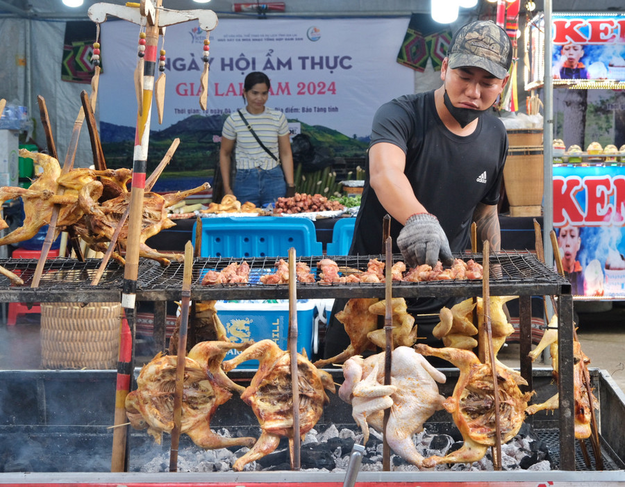 Các món ăn truyền thống của người Bahnar, Jrai (tỉnh Gia Lai) luôn là &quot;linh hồn&quot; Ngày hội ẩm thực. Ảnh: Hoàng Ngọc