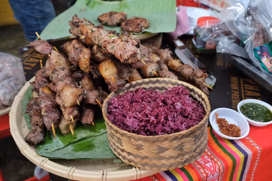 Xôi ngũ sắc trong gian hàng ẩm thực tỉnh Đắk Lắk. Ảnh: Hoàng Ngọc Xôi ngũ sắc trong gian hàng ẩm thực tỉnh Đắk Lắk. Ảnh: Hoàng Ngọc