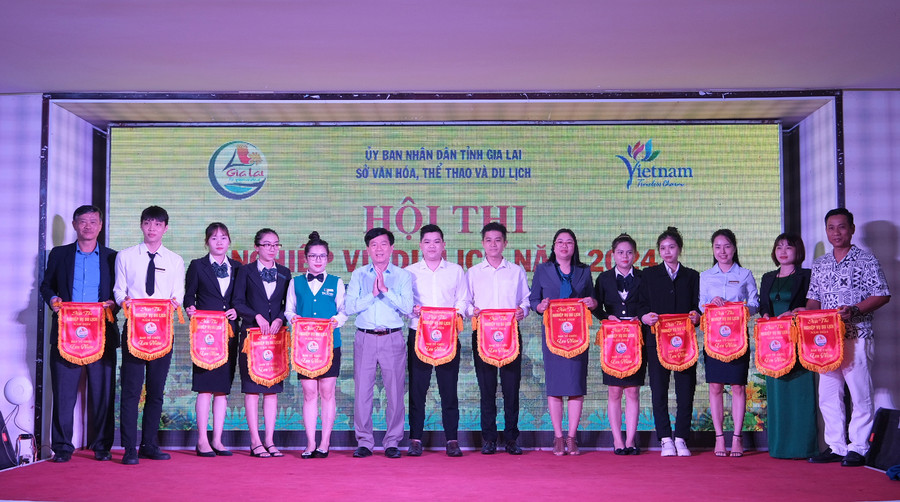 Ban tổ chức tặng hoa cho các đơn vị tham gia Hội thi nghiệp vụ du lịch năm 2024. Ảnh: Hoàng Ngọc Ban tổ chức tặng hoa cho các đơn vị tham gia Hội thi nghiệp vụ du lịch năm 2024. Ảnh: Hoàng Ngọc