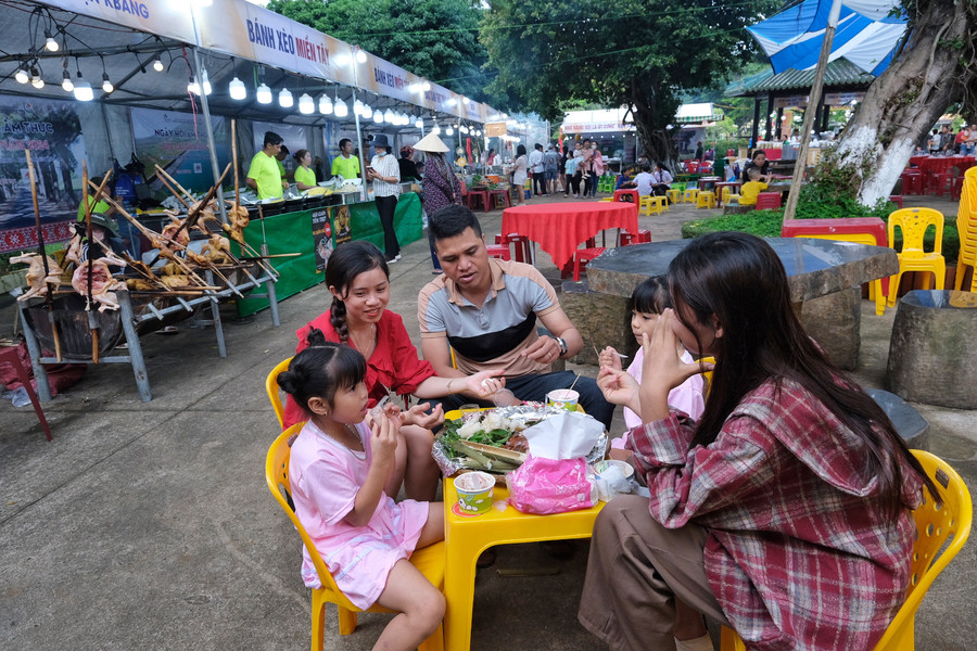 Nhiều gia đình đến thưởng thức ẩm thức trong ngày đầu khai mạc. Ảnh: Hoàng Ngọc