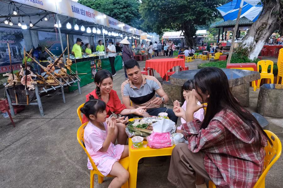 Nhiều gia đình đến thưởng thức ẩm thức trong ngày đầu khai mạc. Ảnh: Hoàng Ngọc