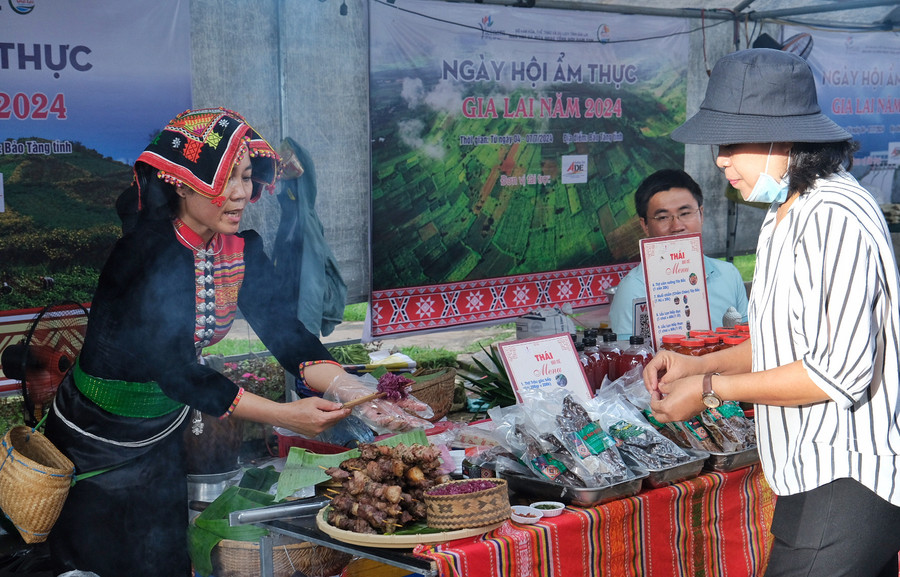 Du khách thưởng thức đặc sản Tây Bắc. Ảnh: Hoàng Ngọc